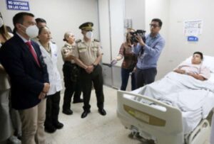 El presidente Daniel Noboa acudió al Hospital de la Policía Nacional de Guayaquil