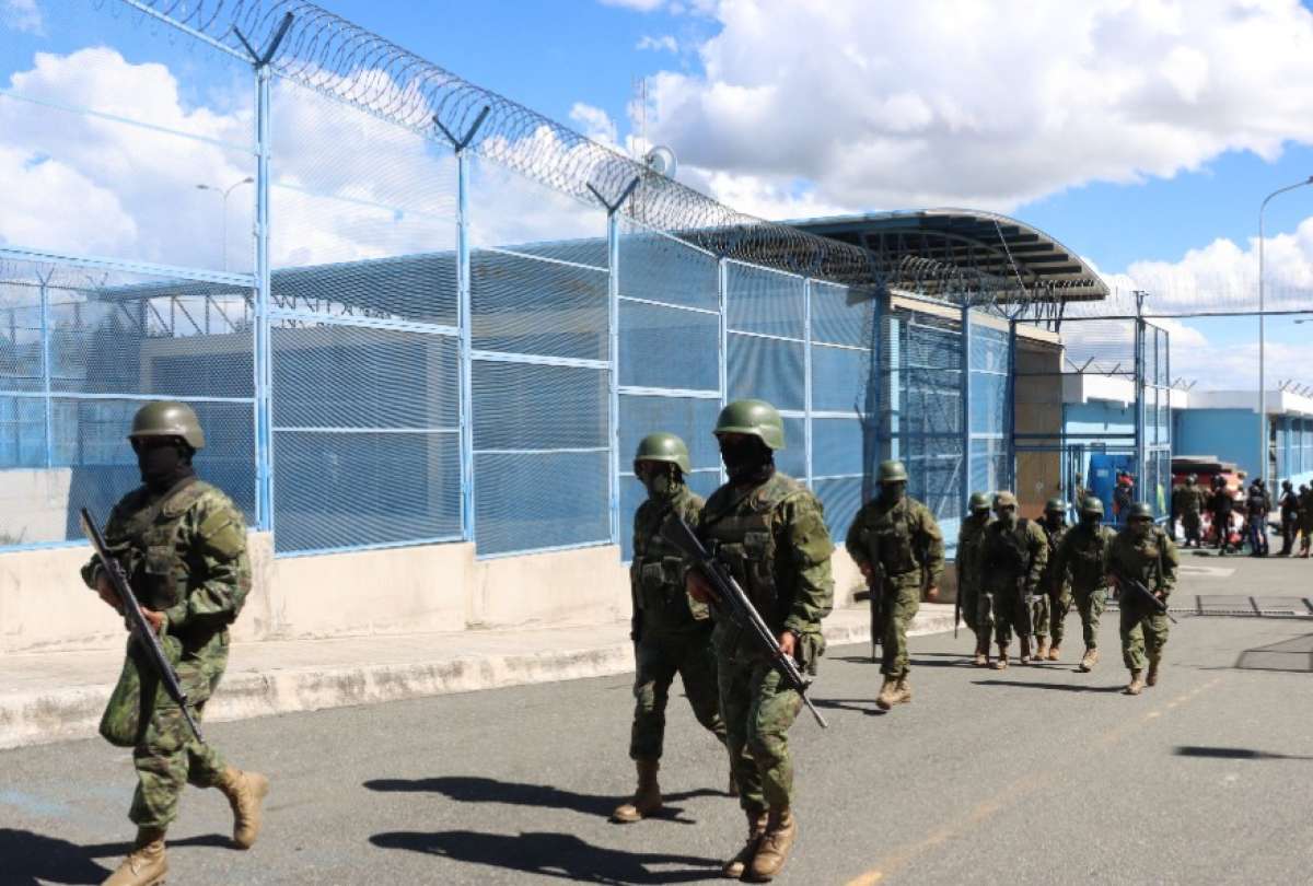 Las Fuerzas Armadas presentaron una denuncia en Fiscalía en contra de dos soldados que intentaron ingresar teléfonos celulares a la cárcel de Latacunga (Cotopaxi)