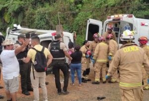 Tres personas fallecieron y más de doce resultaron heridas tras el volcamiento de una furgoneta