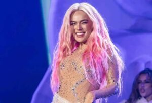 La cantante colombiana Karol G, recibió una curiosa asusación a través de redes sociales de parte de una de las fans