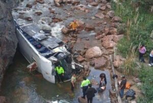 Un bus con pasajeros se volcó y cayó del puente del Río León, en la vía Cuenca-Loja
