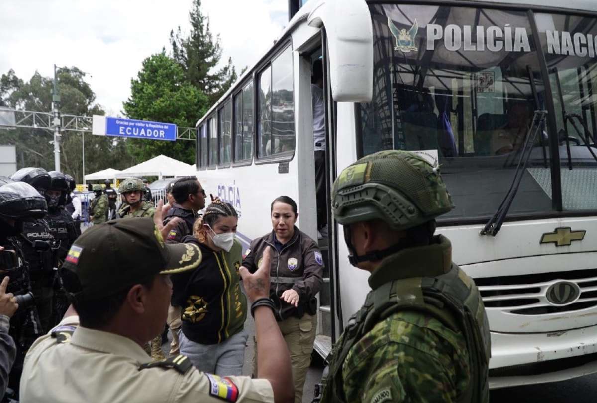 11 hombres y dos mujeres integran el grupo de presos repatriados