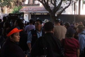 Se reportó una concentración de personas a las afueras de las inmediaciones de la embajada ecuatoriana ubicada en México
