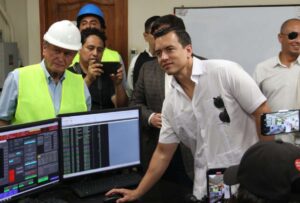 El presidente Daniel Noboa y el ministro de Energía (e), Roberto Luque, hicieron un recorrido para constatar la operatividad de esa central