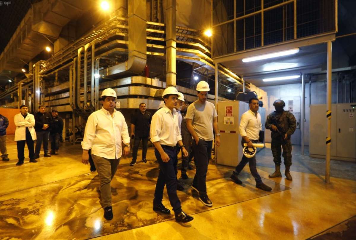 El presidente Daniel Noboa y el ministro de Energía (e), Roberto Luque, visitaron la Central Hidroeléctrica Mazar, en Cañar.