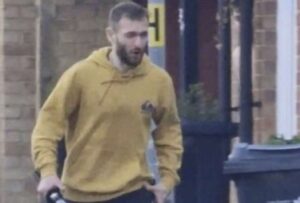 Un hombre de aproximadamente 36 años atacó con una arma blanca, tipo catana, a varias personas en Londres