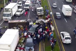 13 vehículos colisionaron en Machachi