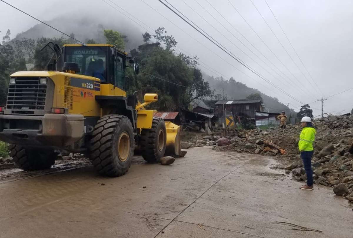 Dos deslizamientos en el sentido Cuenca-Cajas