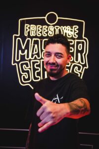 Aplauso de estas 14 mil personas, para la improvisación, para el freestyle, para la trova
