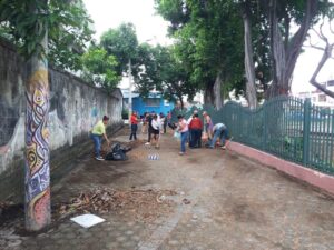 Minga de limpieza organizada por maestros y en la que colaboraron alumnos y padres de familia