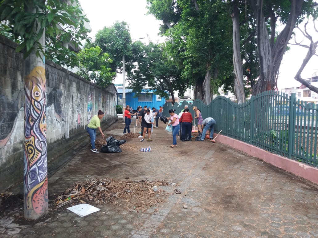 Minga de limpieza organizada por maestros y en la que colaboraron alumnos y padres de familia