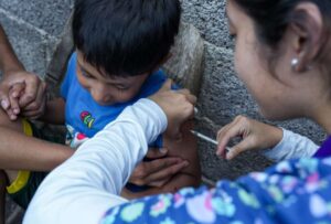 En Ecuador, los niños, niñas y adolescentes reciben al menos 15 vacunas para combatir enfermedades