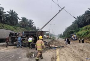 Un accidente de tránsito entre un bus de pasajeros y una volqueta a la altura del Anillo Vial, en Quevedo