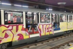 Con letras grandes de color rojo y amarillo fue grafiteado un tren del Metro de Quito.