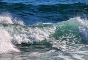 Fuertes oleajes en las playas del país ocurrirán este viernes 21 y sábado 22