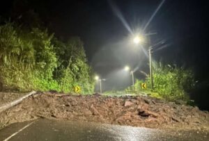La vía Baños-Puyo se encuentra cerrada debido a deslizamientos que se registraron en esta zona