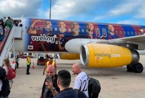 Un grupo de hinchas del Real Madrid viajó a Londres para ver a su equipo disputar la final de la UEFA Champions League en nada más y nada menos que un avión de su rival histórico: Barcelona FC