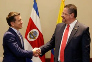 El presidente Daniel Noboa y el mandatario costarricense Rodrigo Chaves sostuvieron un diálogo en San Salvador