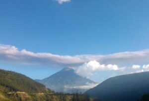 Flujos de lodo y escombros, denominados lahares, descienden del volcán Tungurahua