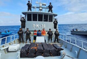 La Marina Nacional de El Salvador incautó una embarcación con ecuatorianos a bordo en el mar de ese país