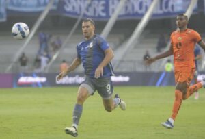 El delantero argentino Facundo Castelli sufrió la rotura del ligamento