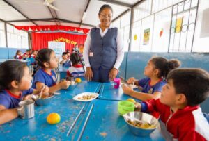 Gestionar la alimentación de 2,4 millones de niños y adolescentes de 11 provincias del Ecuador