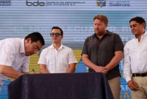 El presidente de la República, Daniel Noboa, participó en la entrega de estos recursos, por parte del Banco de Desarrollo del Ecuador (BDE)