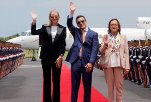 El presidente Daniel Noboa y la primera dama Lavinia Valbonesi arribaron la tarde de este viernes a San Salvador, El Salvador, para la posesión del mandatario Nayib Bukele