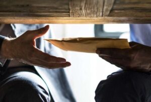 La Policía Nacional detuvo a tres personas por estar involucradas en presuntos casos de corrupción y tráfico de influencias