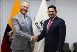 El Ministerio de Energía y Minas firmó un contrato de explotación minera a gran escala en Imbabura con la empresa australiana SolGold