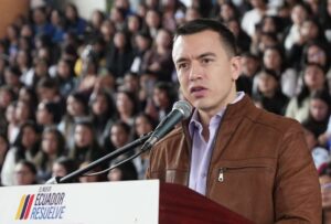 El presidente Daniel Noboa entregó 1.250 becas a estudiantes de nivel técnico y tecnológico en Santo Domingo