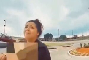 Una mujer de Oklahoma, Dacie Yeager, enfrenta cargos por negligencia infantil