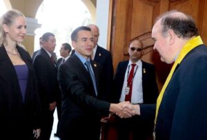 En el marco del XV Gabinete Binacional, esta distinción fue otorgada por el alcalde de Lima, Rafael López Aleaga, quien subrayó “la profunda hermandad entre Ecuador y Perú