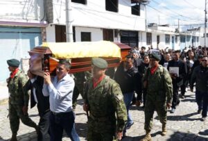 La perito forense -según el documento- determinó, por las contusiones en los brazos y piernas de la víctima, que “más de una persona participó en la violación de Aidita A.”