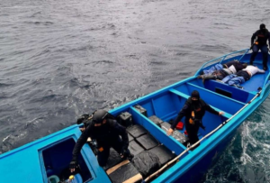 La Armada del Ecuador informó sobre un operativo en el que se interceptó una embarcación que supuestamente se dedicaba a actividades de pesca, ahí se camuflaron 17 paquetes de sustancias ilícitas