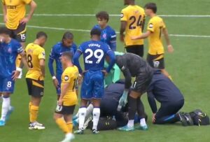 El centrocampista ecuatoriano Moisés Caicedo tuvo que ser sustituido durante la contundente victoria del Chelsea