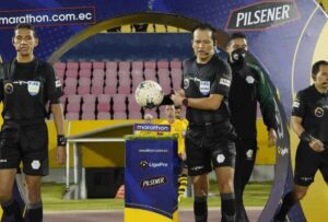 Los árbitros del fútbol ecuatoriano terminaron la huelga