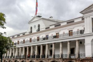 En un comunicado firmado por Michele Sensi Contugi, ministro de Gobierno, indicó que Abad no comparte los valores ni los principios del Gobierno