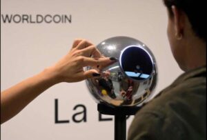 La Superintendencia de Compañías, Valores y Seguros emitió una alerta a la ciudadanía sobre la actividad irregular de una aplicación denominada Worldcoin