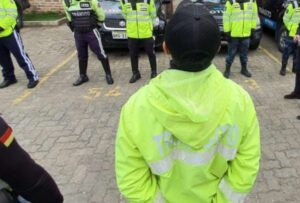 En Cuenca, el jefe de Educación Vial de la Empresa Pública de Movilidad, Tránsito y Transporte (EMOV) fue involucrado en un escándalo tras ser detenido