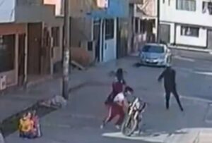 Este hecho se registró en Lima, Perú, y quedó registrado en video, dos adolescentes fueron víctimas de un antisocial cuando retornaban a su casa del colegio