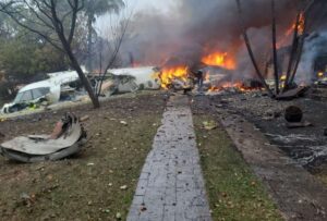 En Brasil tres personas perdieron el vuelo de avión que se estrelló
