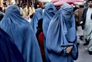 El Gobierno conservador de los talibanes en Afganistán implementó una nueva normativa contra las mujeres