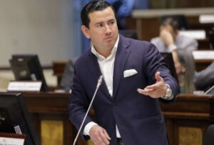 El asambleísta Ferdinan Álvarez denunció que un buque pesquero que presuntamente habría cometido varias irregularidades desde 2019