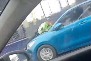 En Lima, Perú, un conductor protagonizó un impactante incidente al arrastrar a un policía sobre el capó de su auto durante una intervención policial