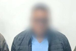 La Policía Nacional informó en su cuenta de X, sobre la detención a un funcionario de una casa de salud en Quito