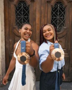Las hermanas Neisi y Angie muestran sus medallas de bronce