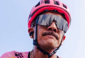 El ciclista ecuatoriano Richard Carapaz cambió las reglas del juego y se posicionó tercero