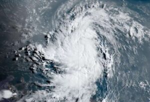 La tormenta tropical Ernesto continúa ganando fuerza mientras avanza por el Caribe oriental, amenazando con afectar a las Islas Vírgenes y Puerto Rico
