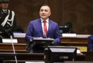 El asambleísta Xavier Muñoz presentó este viernes una denuncia en la Fiscalía General del Estado en contra de Alejandro Muñoz